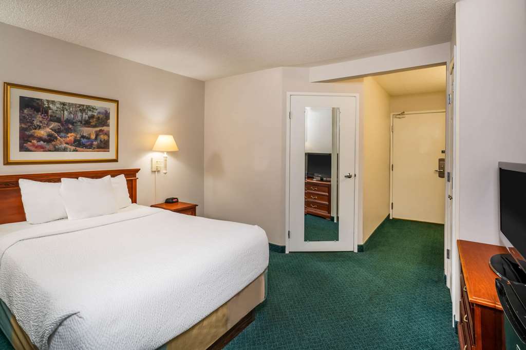 La Quinta Inn & Suites by Wyndham Nashville Franklin - photo 18