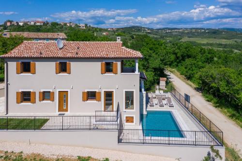 Beautiful Villa Skarline with outdoor pool in Buje — 4-Star Luxury Hotel in Krasica, Croatia
