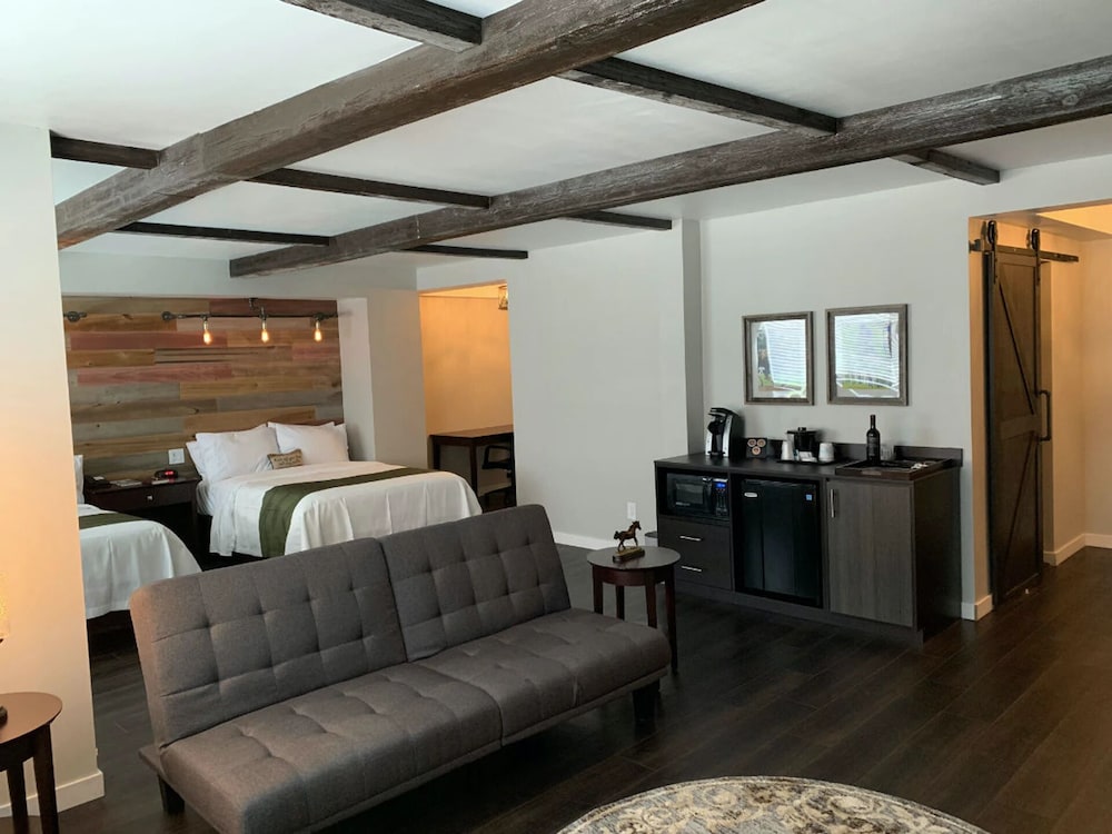 Cedar Stables Inn and Suites - photo 13