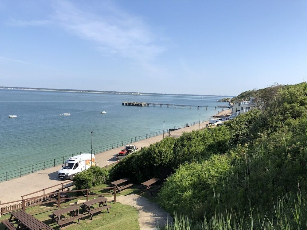 Promenade Apartment with own Beach Hut — 4-Star Luxury Hotel in Totland, United Kingdom
