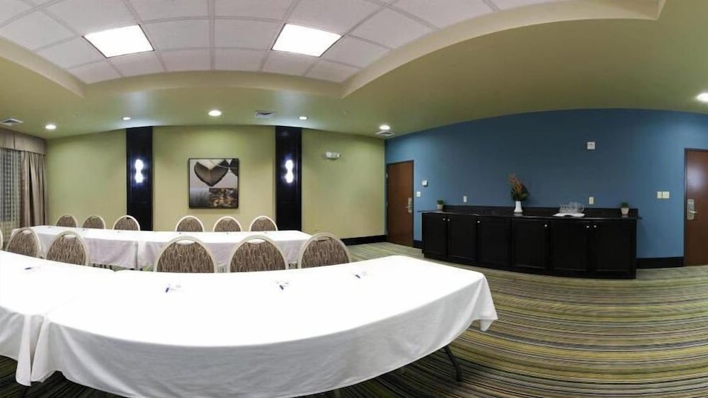 Holiday Inn Express Hotel & Suites Waycross by IHG - photo 42