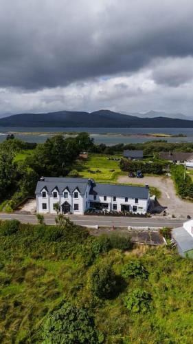 Lake House & Private Pub Kerry Large Groups up to 26 People — 4-Star Luxury Hotel in Kenmare, Republic of Ireland