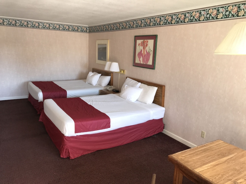 Travelodge by Wyndham Mackinaw City - photo 2