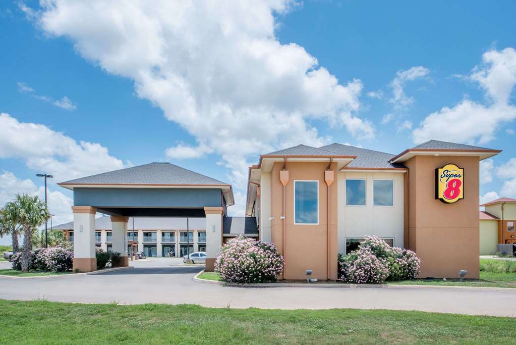 Super 8 by Wyndham Dilley TX — hotel in Dilley