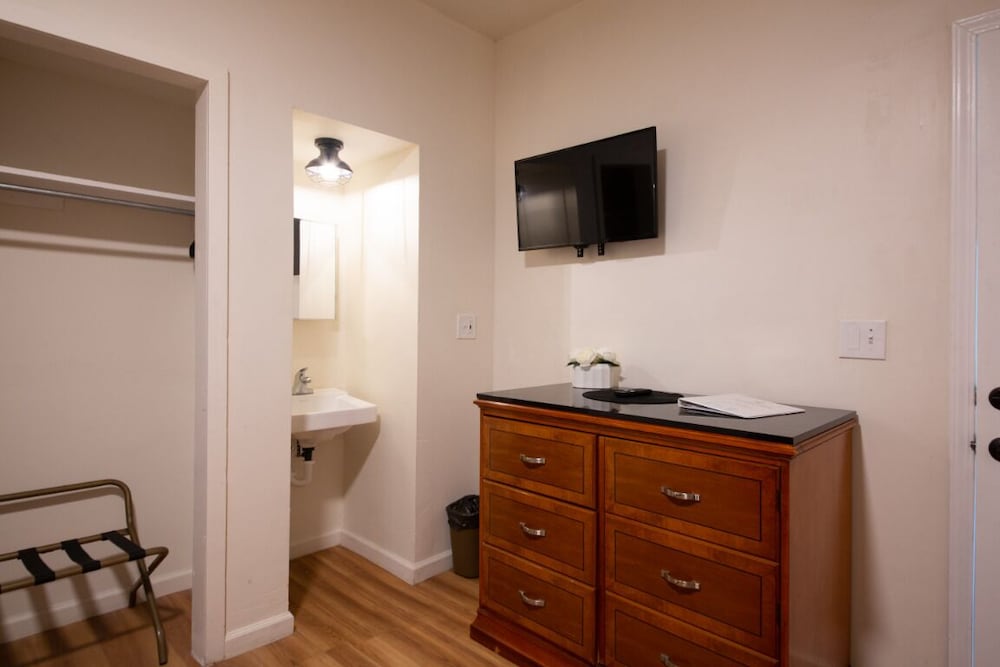 Anchor Pointe Inn - photo 46