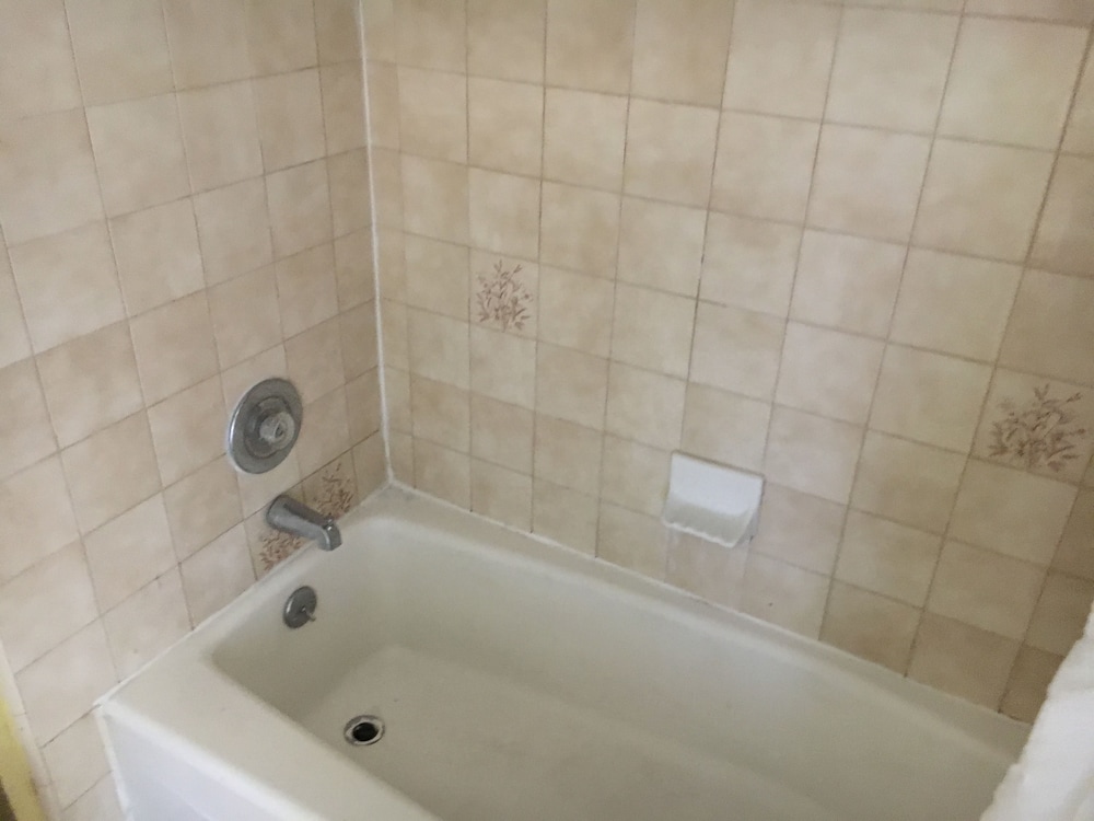 Bellflower Travel Inn - photo 35
