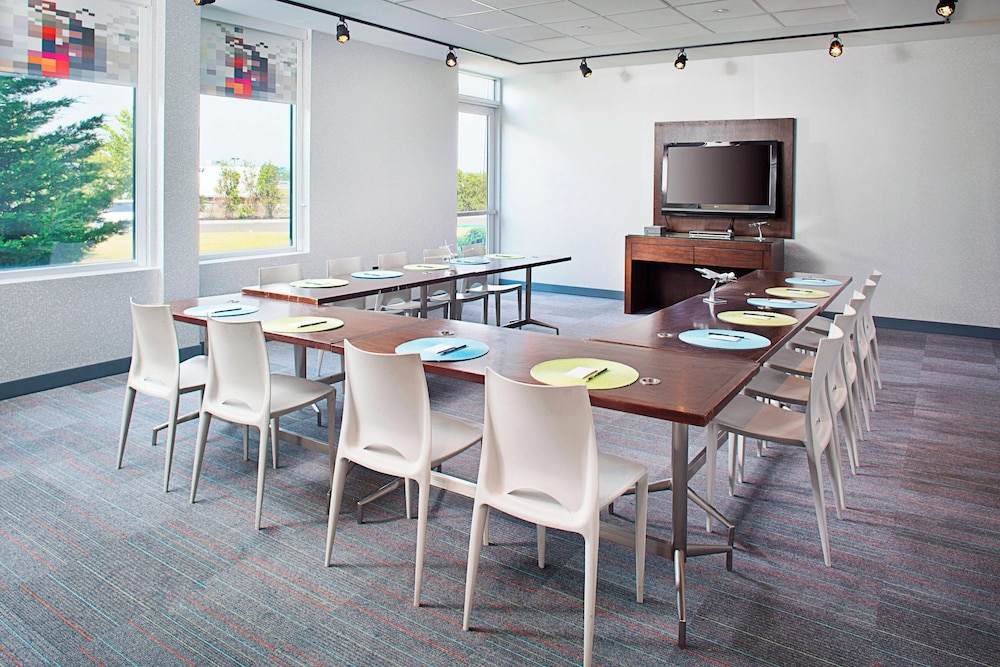 Aloft Philadelphia Airport - photo 19