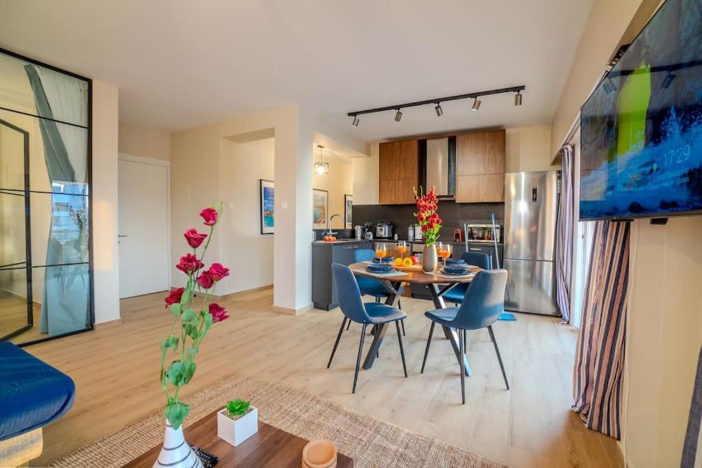 Two Bedroom Apartment Spacious & Newly Renovated Three Minutes from the Beach