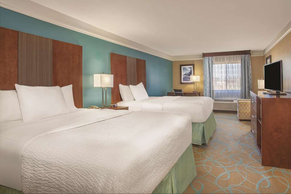 La Quinta Inn & Suites by Wyndham Elizabethtown - photo 8