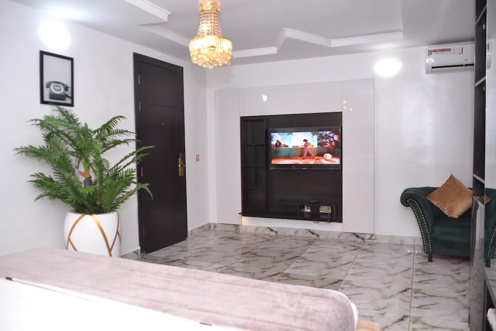 Luxury Hotel Deluxe Room Sleeps 2 Gym Pool in Unknown City, Nigeria