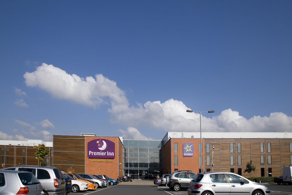 Premier Inn LON Heathrow Airport T2 & T3 - carbon neutral hotel in Hounslow