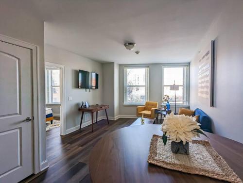Stylish 1 BR 1BA at The Inman — 4-Star Luxury Hotel in Champaign, United States
