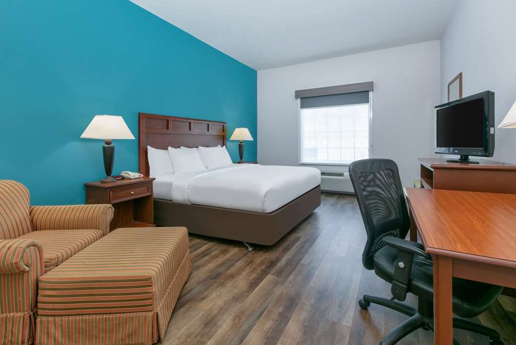 Baymont Inn & Suites by Wyndham Glen Rose - photo 10
