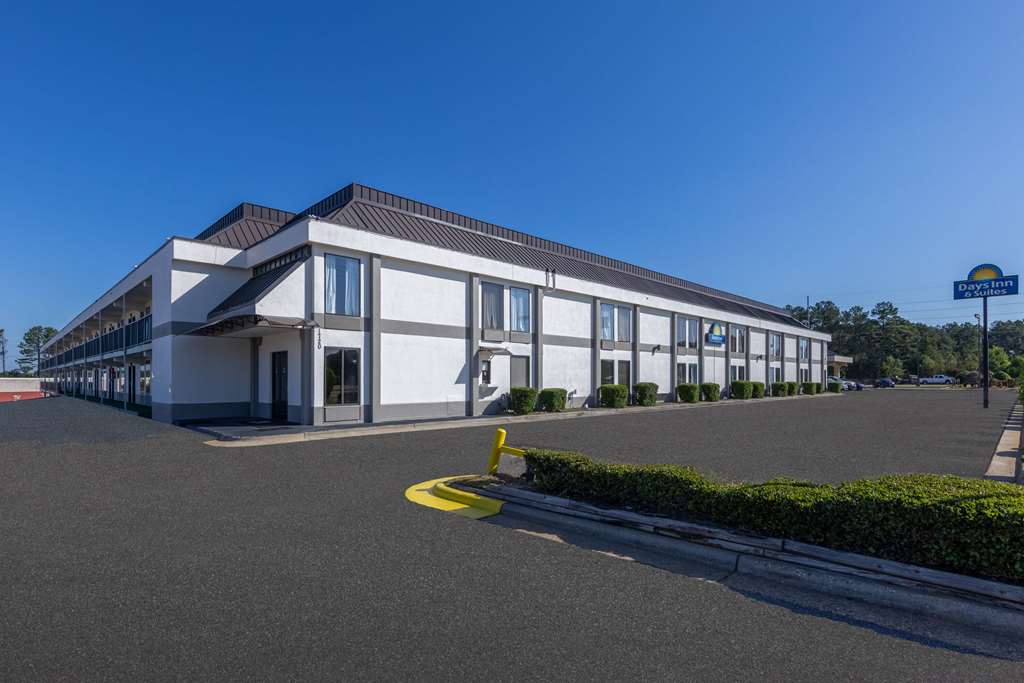 Days Inn & Suites by Wyndham Fort Bragg Cross Creek Mall - photo 4