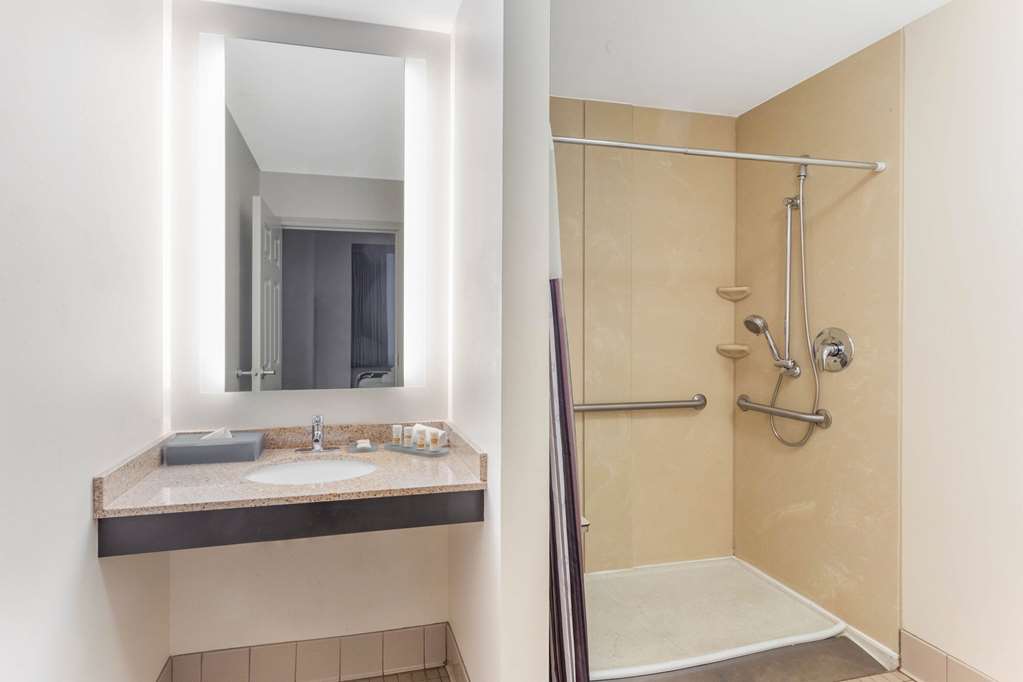 La Quinta Inn & Suites by Wyndham Chicago Downtown - photo 35