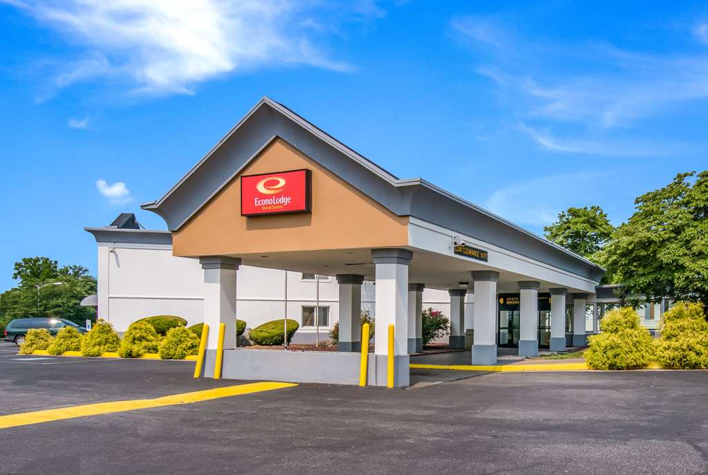 Econo Lodge Inn & Suites Chambersburg Central - photo 2