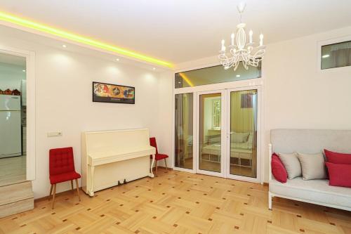 Unique 3 Apt Combo for 6 Guests by Wehost