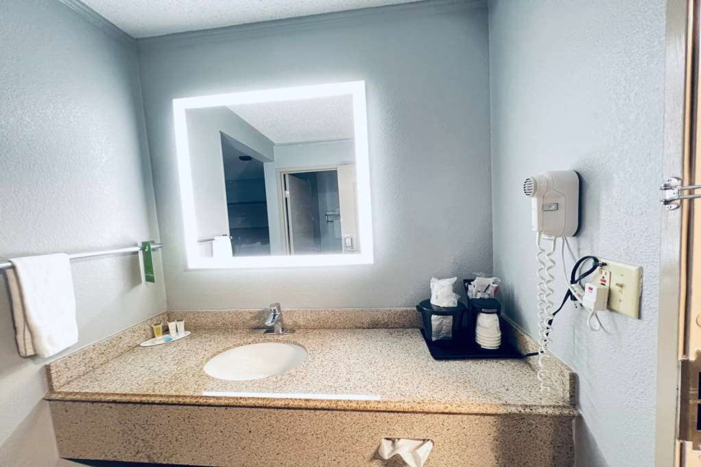 AmericInn by Wyndham Glendale Milwaukee - photo 20