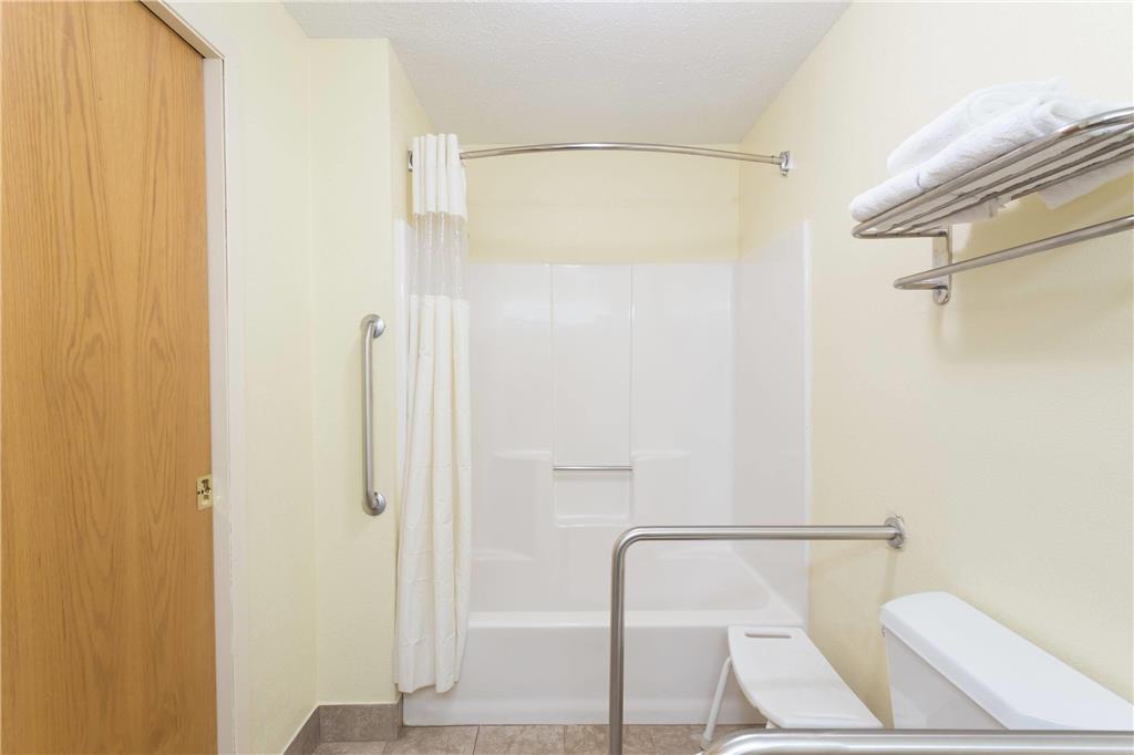 Days Inn & Suites by Wyndham Bloomington Normal IL - photo 10