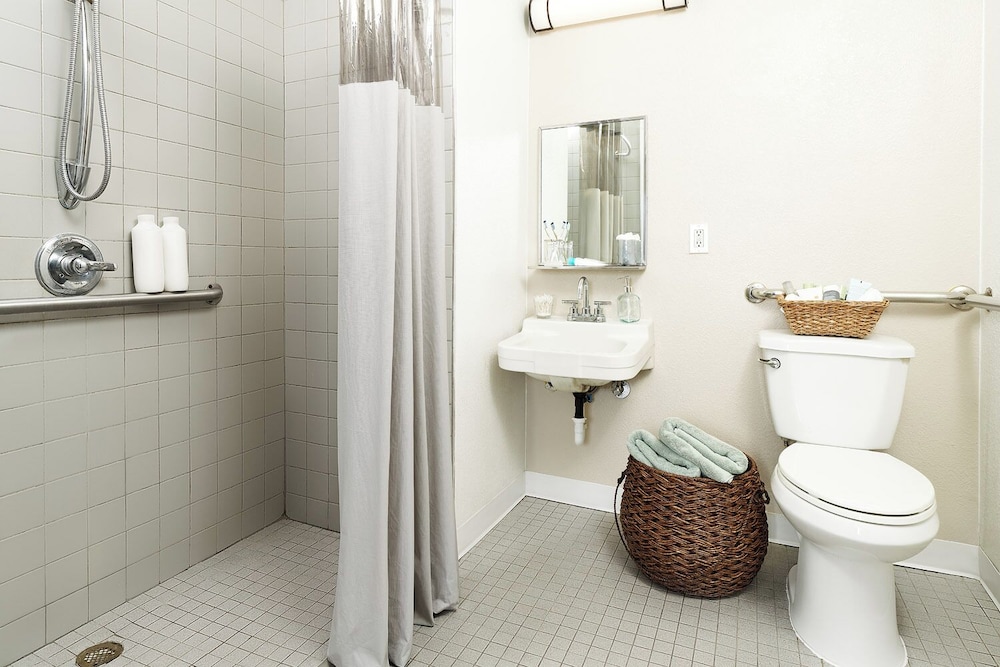 InTown Suites Extended Stay Columbus OH I 70E Hamilton Rd - photo 18