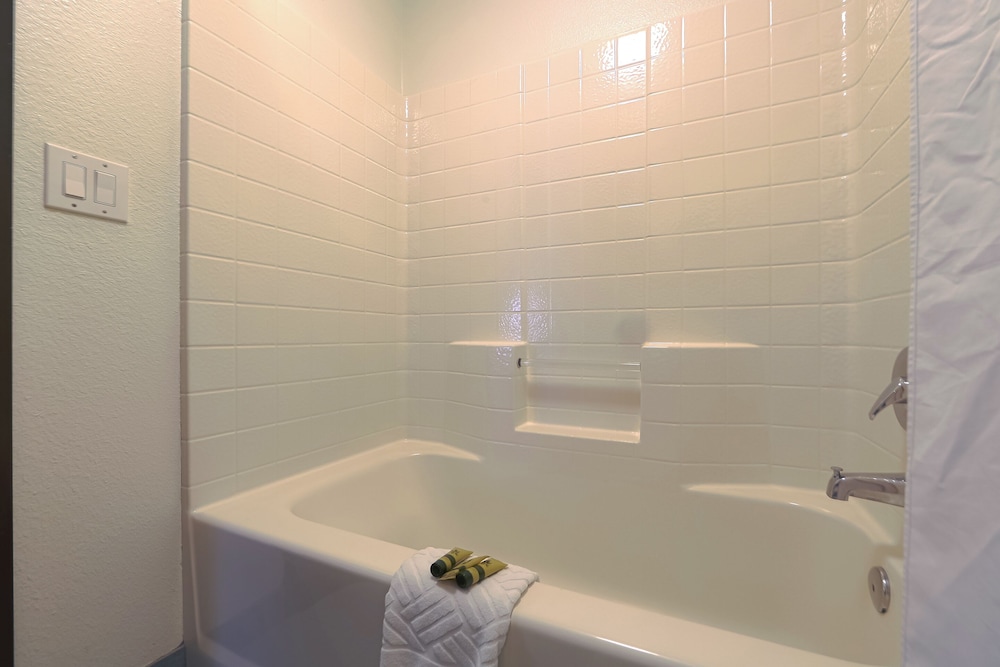 Siletz Bay Beachfront Hotel by OYO Lincoln City - photo 90