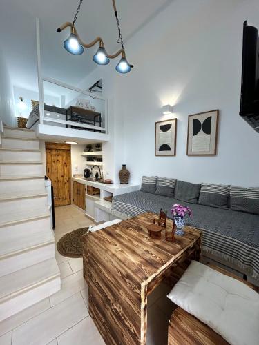 Babatseratsi Skyrian Studio 2 — 4-Star Luxury Hotel in Skyros, Greece