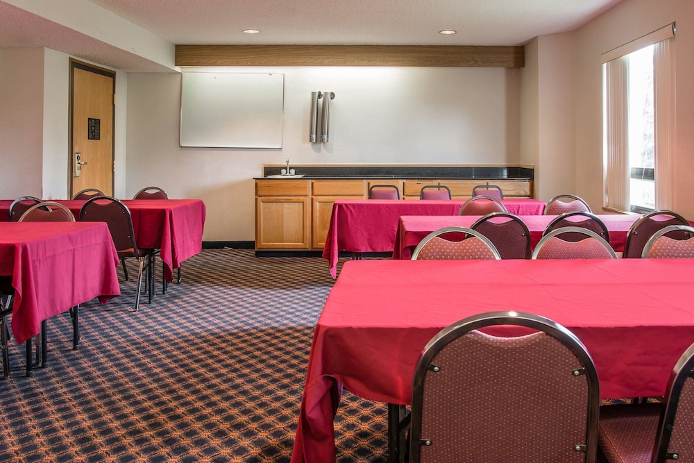 Days Inn by Wyndham Flint Bishop International Airport - photo 36