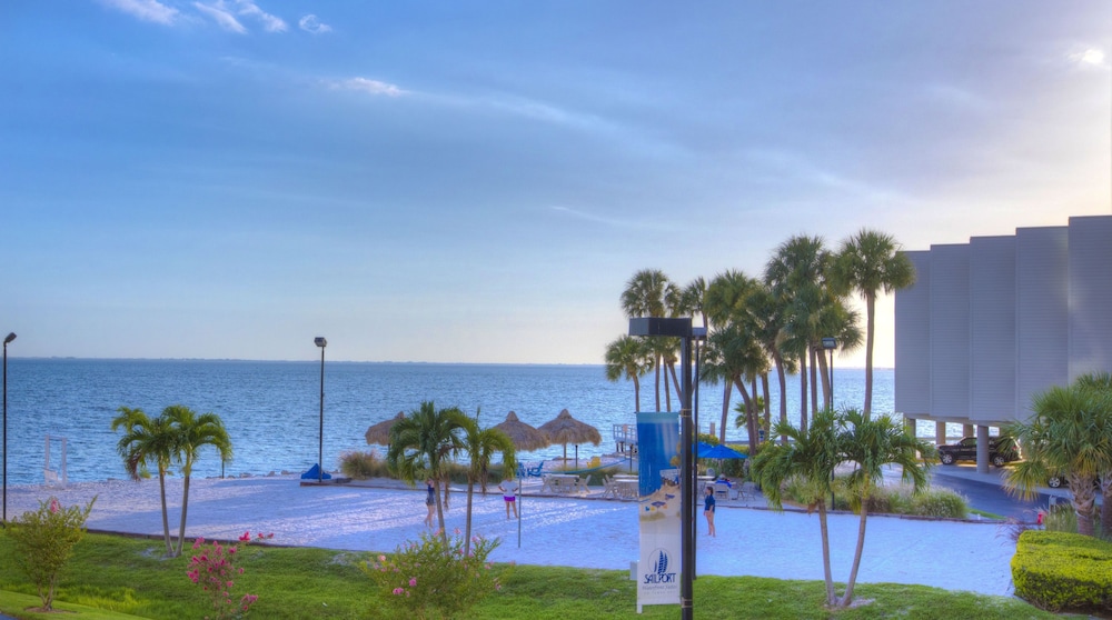 Sailport Waterfront Suites - photo 47