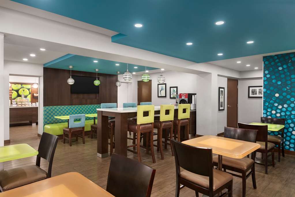 La Quinta Inn & Suites by Wyndham Oceanfront Daytona Beach - photo 7