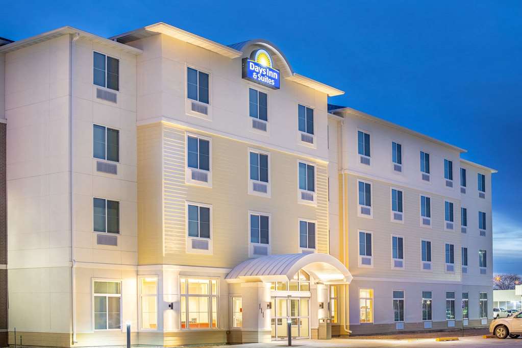 Days Inn & Suites by Wyndham Kearney - photo 2