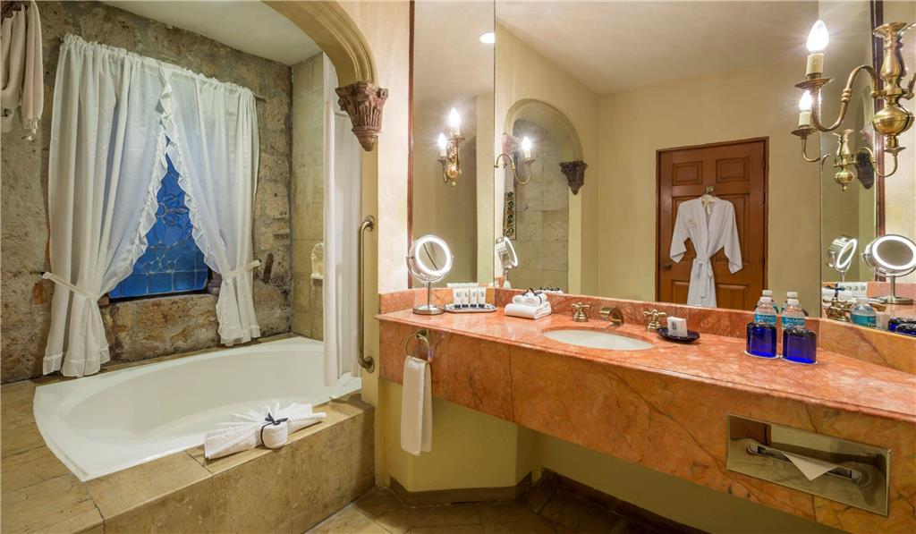 Grand Class Suite bathroom