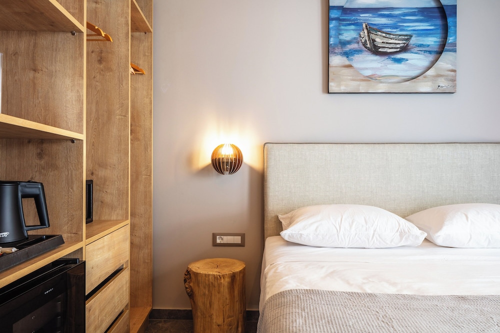 Skipper Beachfront Suites — Limin Khersonisou — photo 3