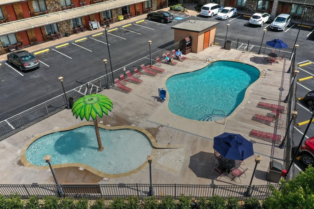 Crossroads Inn & Suites - photo 60