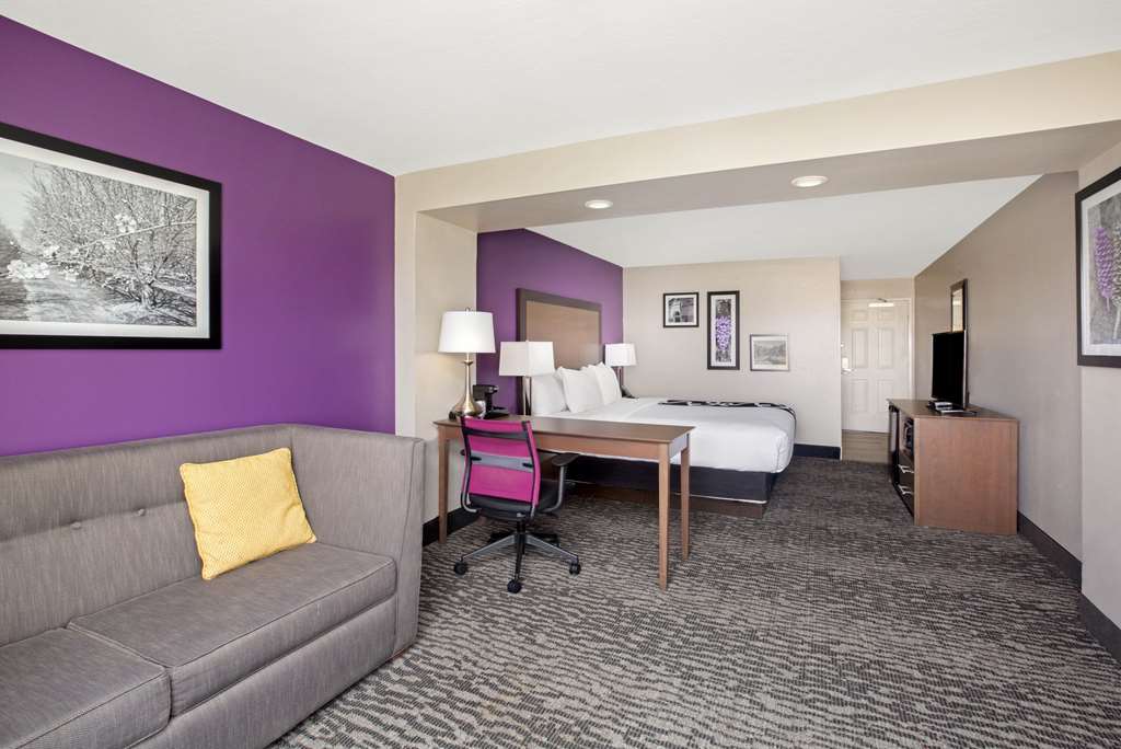 La Quinta Inn & Suites by Wyndham Visalia Sequoia Gateway - photo 46