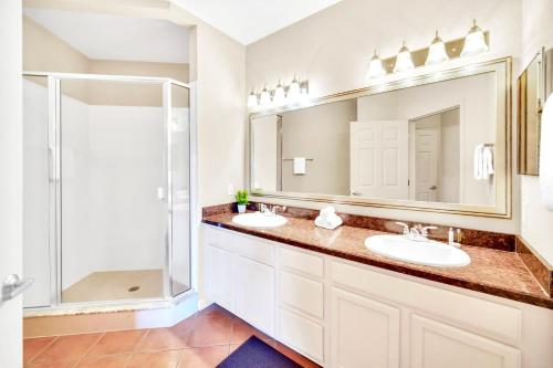 Near Disney 2BR King Queen with Hot Tub & Games room - photo 15