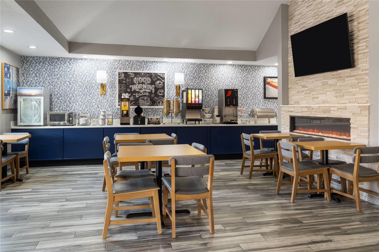 AmericInn by Wyndham Urbana Champaign University Area - photo 25