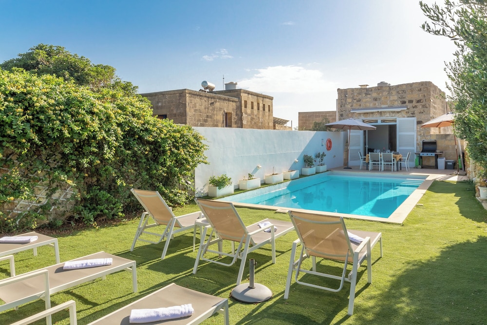 Ta'patee Pool Farmhouse in Gozo — 4-Star Luxury Hotel in San Lawrenz, Malta