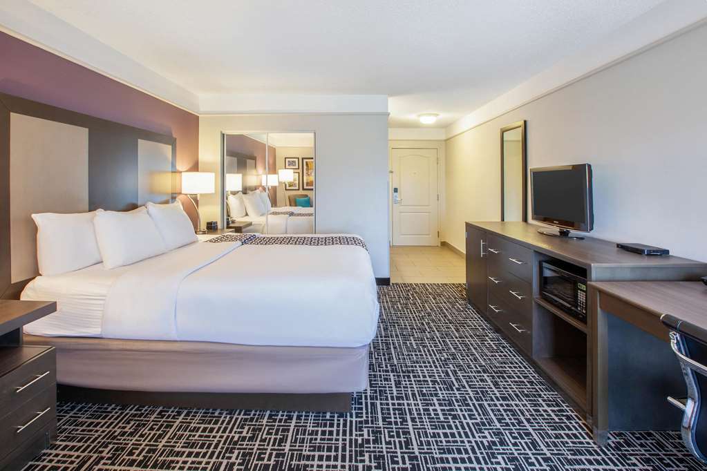 La Quinta Inn & Suites by Wyndham Cincinnati Airpt Florence - photo 20