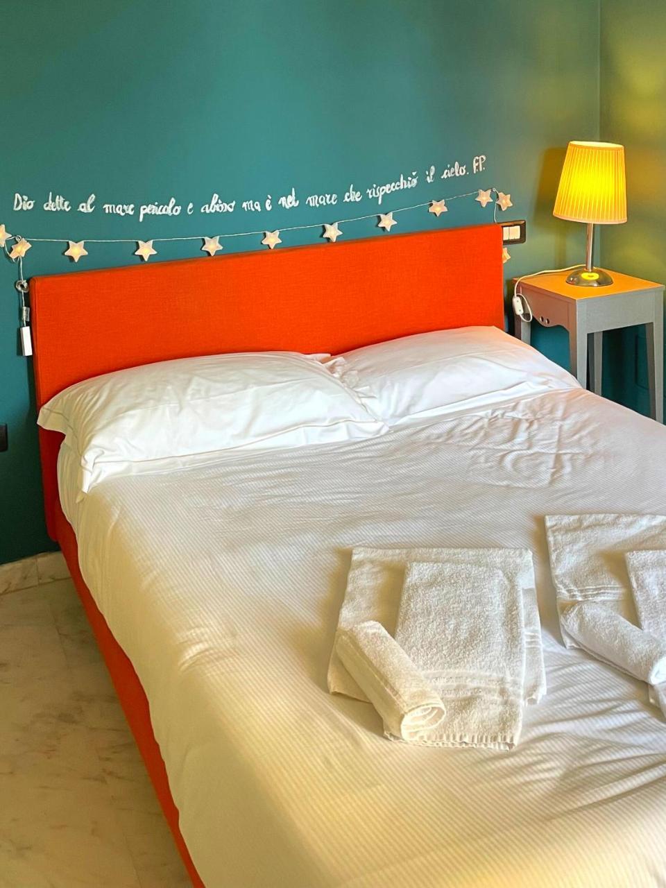 Spaziosa Camera Con Letto Alla Francese E Balcone a 500 Mt Dal Mare in Carrara, Italy