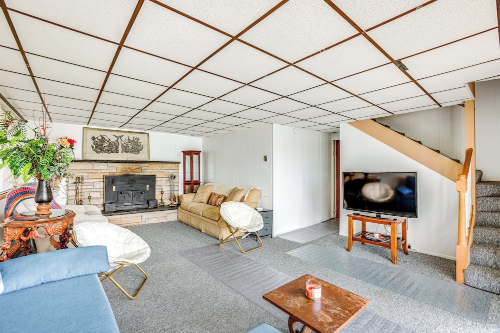 Lakefront Group Getaway w Dock in Baldwin — hotel in Baldwin