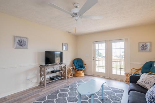 Pelican Palace by Oak Island Accommodations - photo 8