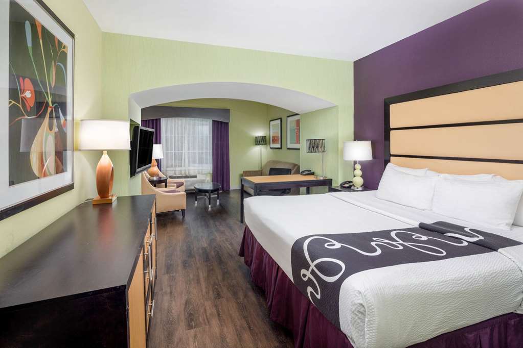 La Quinta Inn & Suites by Wyndham Hinesville Fort Stewart - photo 16