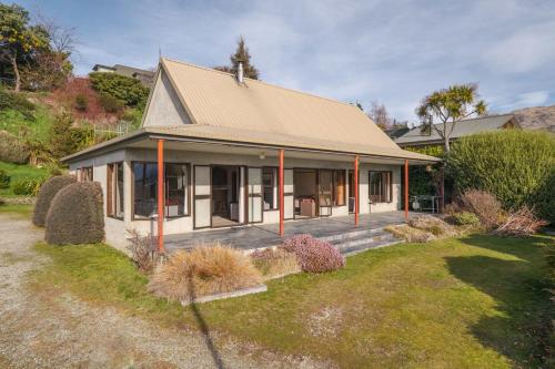 Sycamore Place Wanaka Holiday Home — 4-Star Luxury Hotel in Wanaka, New Zealand