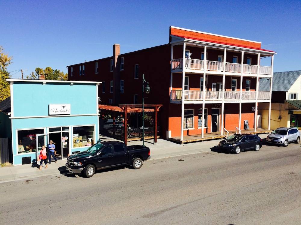 Legendary King Edward Hotel Ltd. — hotel in Pincher Creek