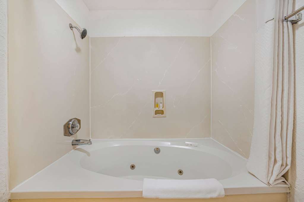 Super 8 by Wyndham Auburn - photo 37