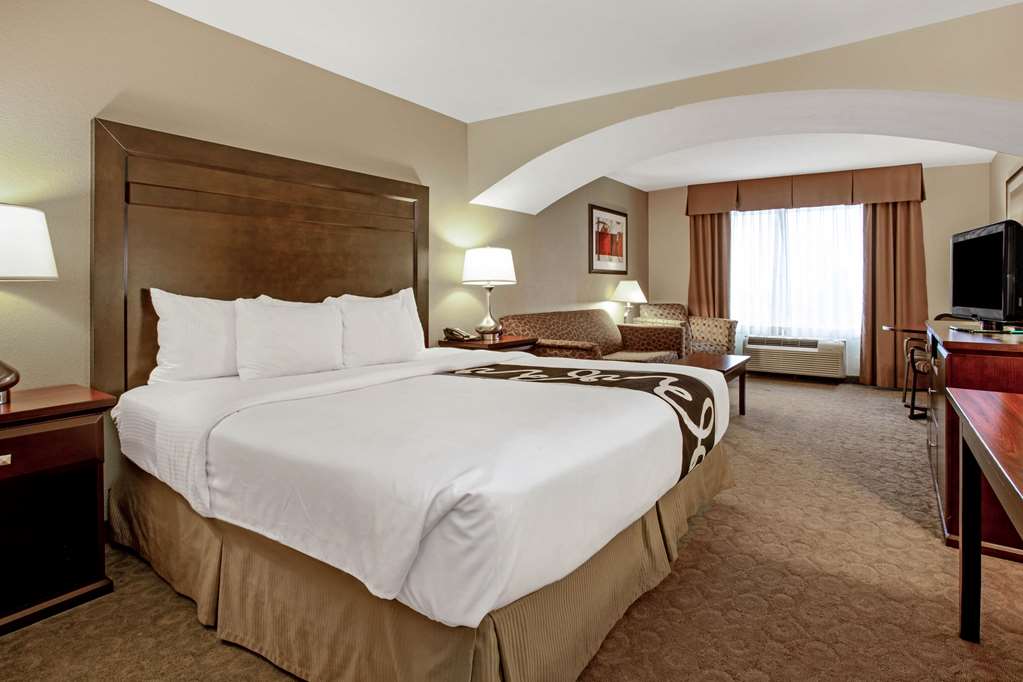 La Quinta Inn & Suites by Wyndham Bismarck - photo 23