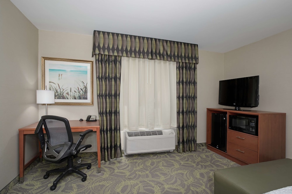 Hampton Inn and Suites Astoria - photo 21