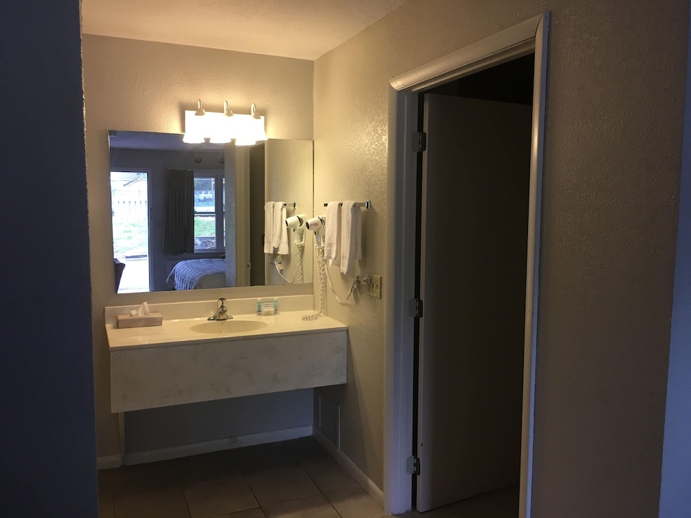 The University Inn - photo 17