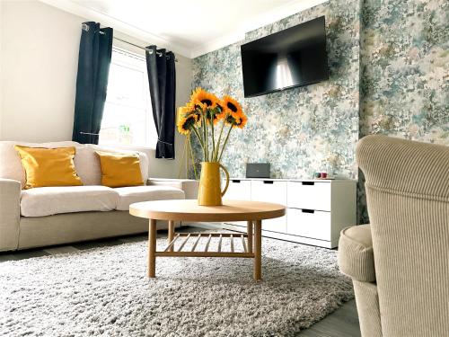 Stylish Village Townhouse w Parking Near Leeds & York