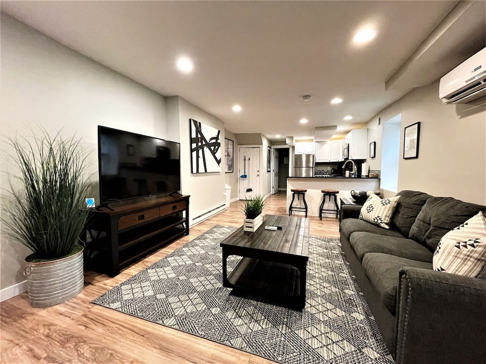 Boardwalk large modern unit with King bed fast WIFI free coffee and easy parking — 4-Star Luxury Hotel in Wilmington, United States